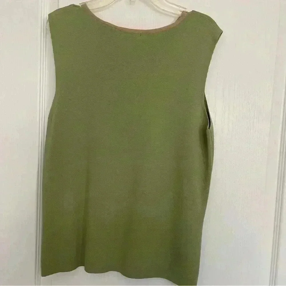 Tank top with tan design neckline - Picture 5 of 6